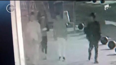 O bandă de minori terorizează turiştii din Centrul Vechi al Capitalei! Copiii au fost filmaţi când au bătut şi jefuit un cetăţean francez