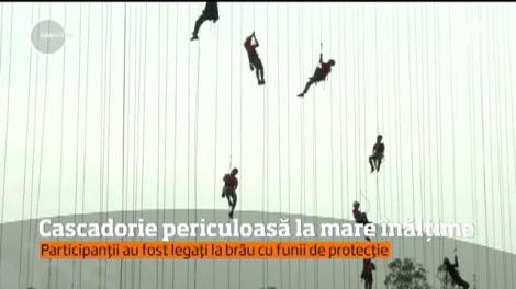 200 de brazilieni, cascadorie periculoasă la mare înălțime