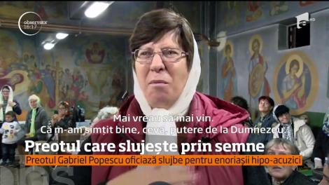 Preotul surdo-mut care aduce alinare pentru sute de hipoacuzici. Părintele din Râmnicu Vâlcea oficiază slujbe în limbajul semnelor