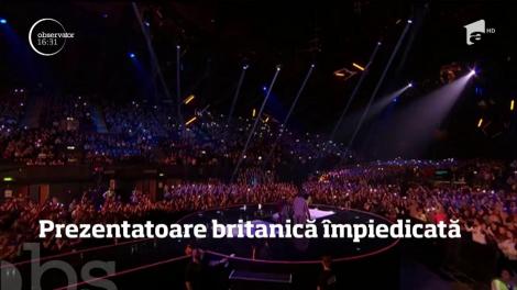 Momentul DEZASTRULUI. Reacţia unei prezentatoare care a căzut de pe podium după ce a anunţat câştigătorii unei competiţii