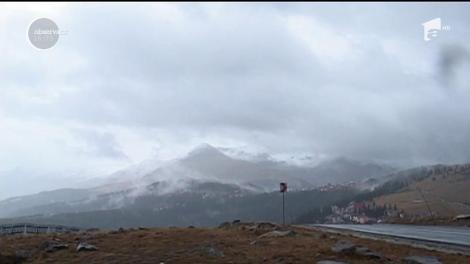 Iarnă în toată regula în zonele de munte. Zăpadă depăşeşte deja câţiva centimetri