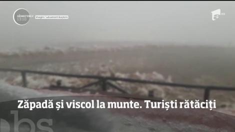 Zăpadă și viscol la munte. Turiști rătăciți