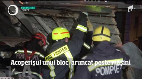 Vijeliile mătură România. Acoperișul unui bloc, aruncat peste mașini