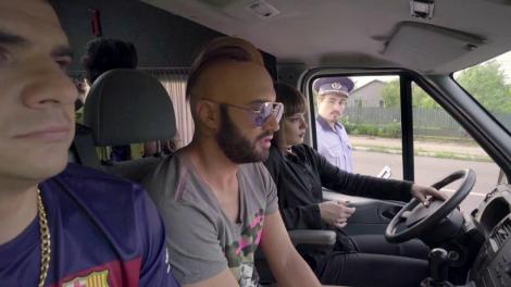 Cum scapi de cadavrul lui Moș Crăciun? Apelezi la prieteni! Malone: ”- Dacă vine Poliția, eu o să fac pe prostul!” ”- Nu e nevoie, rămâi așa cum ești!”