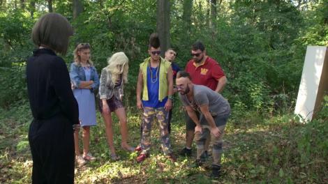 Trupul lui Moș Crăciun îi pune în mare dificultate pe Roby Roberto și gașca sa de prieteni