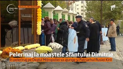 Pelerinaj la moaştele Sfântului Dimitrie. Mii de oameni din toată ţara s-au adunat pe Dealul Mitropoliei