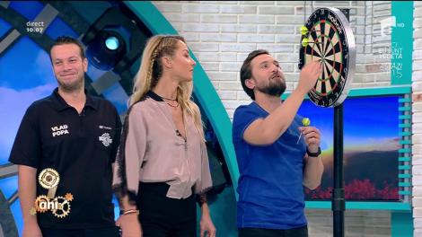 Flavia și Amalia s-au înscris în concursul de Darts. Cele două fete s-au luptat pe viață și pe moarte pentru victorie!