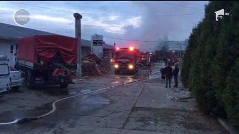 Au fost momente de panică în Iaşi! Un depozit de aparate electrocasnice a fost cuprins de flăcări