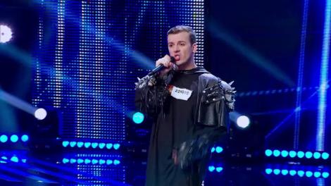 Ce apariţie! Keki, Florin Chechișan, primul cântăreţ pe tocuri din România, a venit la X Factor. Ştefan: “Nu am înţeles legătura dintre vestimentaţie şi piesă”