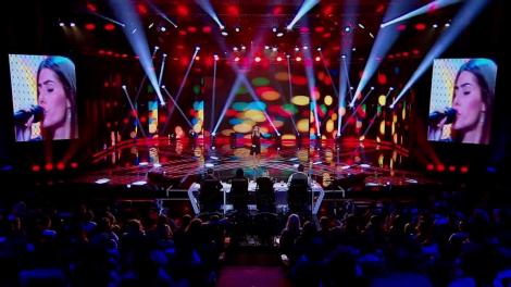 Sofia Vergara, la X Factor România?! Nu, este Daniela Olteanu. Ştefan: "Aşa ar trebui să se prezinte concurenţii aici"