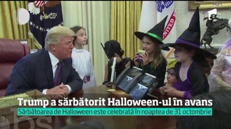 Donald Trump a primit colindători la Casa Albă, acolo unde a sărbătorit Halloween-ul în avans