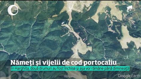 Ninge continuu de câteva ore, iar viscolul a doborât copaci şi a blocat drumuri în toată ţara