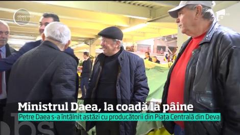 Pentru o pâine, Petre Daea a stat un sfert de oră la coadă!