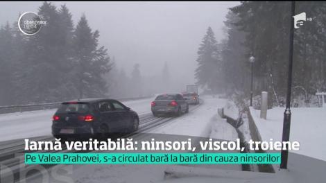 A venit iarnă! Pe Valea Prahovei, s-a circulat bară la bară din cauza ninsorilor