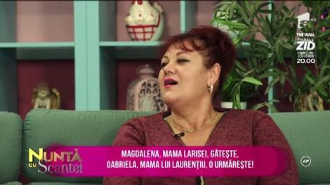 Magdalena, mama Larisei, gătește. Gabriela, mama lui Laurențiu, o urmărește