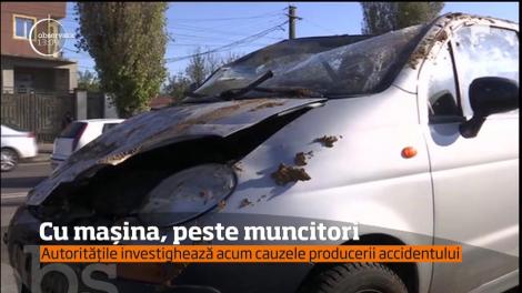 Mai mulți muncitori s-au trezit cu o maşină peste ei. Cum a motivat șoferul pățania? "N-am văzut groapa"
