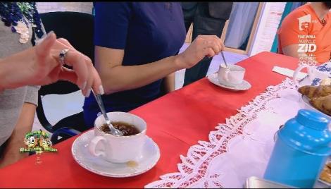 De ce nu este indicat să ții degetul mic ridicat, când bei ceva? Înseamnă altceva decât crezi: "Un fel de Tinder, dar pe Ludovic"