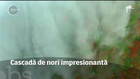 O cascadă de nori a acoperit în mod spectaculos un lanţ muntos din centrul Chinei