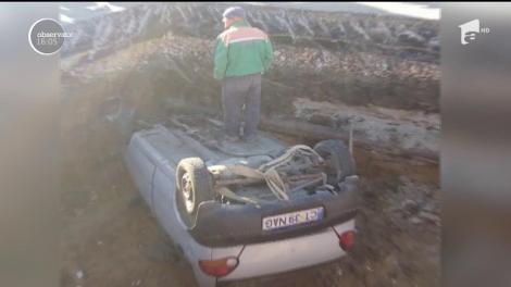 Accident incredibil la Constanţa! A căzut cu maşina peste trei muncitori care lucrau la o groapă