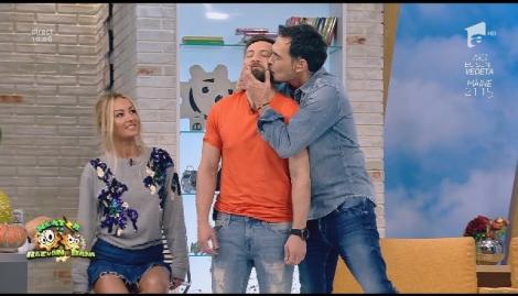 Dani, pupat de Răzvan, chiar în timp ce spune cât de mult urăște acest lucru. Flavia sare și ea pe el!