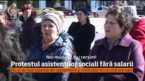 Zeci de angajaţi ai Direcţiei de Asistenţă Socială şi Protecţia Copilului din Vaslui au ieşit în stradă