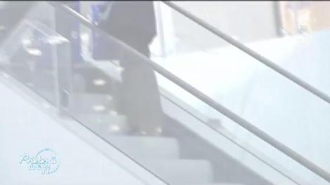 "Se descurcă foarte bine pentru niște bătrânei de 60+". Dan Negru, surprins într-un centru comercial, la o filmare: "Nimic nu e ceea ce pare"