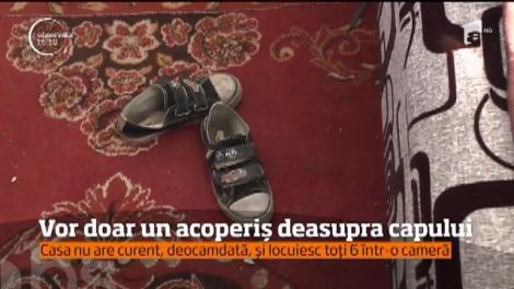 Patru copii din Zărneşti îşi fac temele la lumina zilei