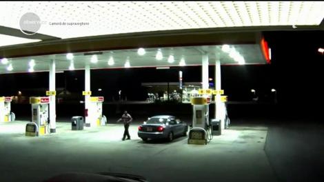 Imagini şocante, într-o benzinărie! O femeie sechestrată a reușit să scape din portbagajul unei mașini, în timp ce șoferul alimenta