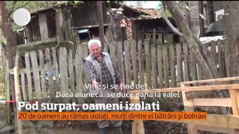 20 de oameni din localitatea maramureşeană Nistru, izolaţi după ce un pod s-a prăbuşit sub greutatea unui camion