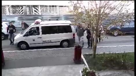 Zeci de oameni din trei localităţi gorjene au fost şantajaţi de un individ periculos