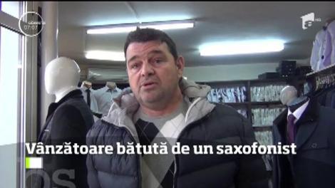 Scene ÎNFIORĂTOARE într-un mall din România. O vânzătoare ESTE BĂTUTĂ crunt în fața trecătorilor!