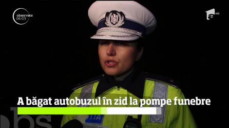 Accident în Buzău! O mașină a fost izbită de un autobuz și strivită de zidul unui magazin de. pompe funebre