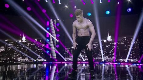 Robotul John 2000, pe scena iUmor! Radu Chirilă, număr de pantomimă senzațional