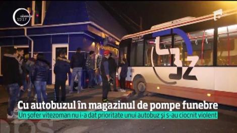 Un șofer nu i-a dat prioritate unui autobuz și s-au ciocnit violent pe o stradă din Buzău