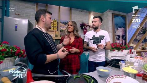 Te îndrăgostești imediat de „Burgerul a la Cluj”, o rețetă veche de sute de ani! Se face imediat și spectacolul e garantat