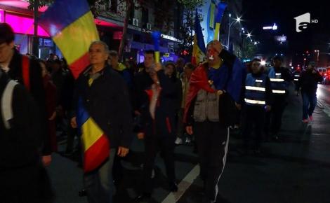 Zeci de mii de români au ieşit în stradă, să apere justiţia şi să critice revoluţia fiscală