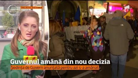 Modificările fiscale care au scos oameni în stradă au fost amânate, din nou