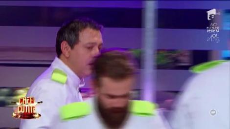 Premieră la ”Chefi la cuțite”! Chef Bontea urlă din toți plămânii și cere ajutorul unui concurent dintr-o altă echipă: ”Pârâială, mă ajuți și pe mine?”