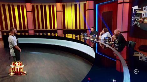 Jurații ”Chefi la cuție”, în hohote de râs atunci când Roby Roberto le explică de ce l-a făcut Dumnezeu pe chef Scărlătescu: ”Ca să le arate la oameni cât se poate întinde...”