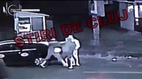 Doi tineri au fost bătuți de un șofer de taxi în fața unui club din Cluj-Napoca