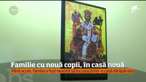 O familie cu nouă copii din județul Neamț au primit o locuință, construită de preotul din comună