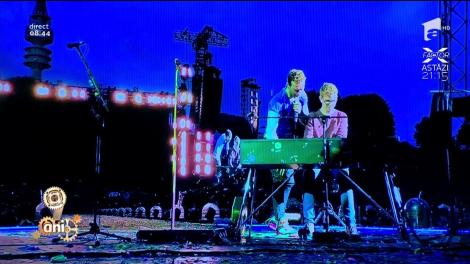 Smiley News. Un fan venit din tribună l-a acompaniat la pian pe solistul de la Cold Play, chiar în timpul concertului!