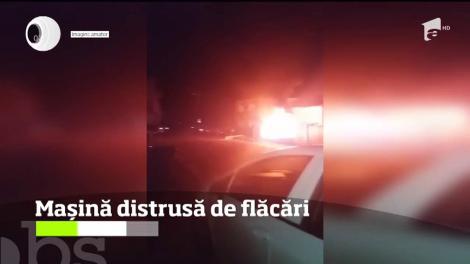 Mașină distrusă de flăcări pe o stradă din Cluj-Napoca