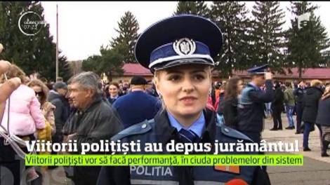 Clipe emoţionante. Bobocii de la Şcoala de Poliţie din Câmpina au defilat pe acorduri de fanfară şi au depus jurământul