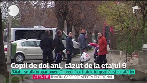 Sub ochii fratelui său geamăn, un copil de doi ani a căzut pe fereastră de la etajul nouă!. A supravieţuit miraculos