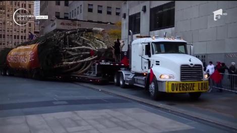 Cel mai admirat pom de Crăciun din lume a ajuns la New York. Cum arată bradul