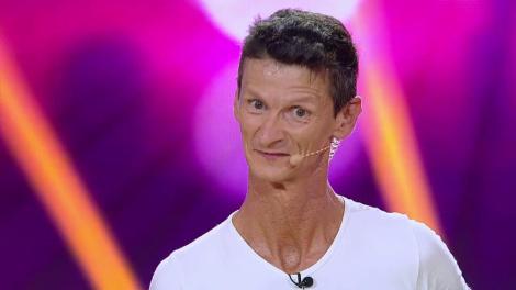 Mamăă, ce intrare! Francezul care l-a pupat pe Bendeac revine cu o altă mostră de afecțiune: ”Să știi că în Franța, artiștii se sărută pe gură!”