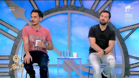 Discuție la o cafea. Flavia: ”Am visat o girafă roz într-un cireș”. Dani: ”Ce pastile iei? Schimbă și ceaiul, te rog!”