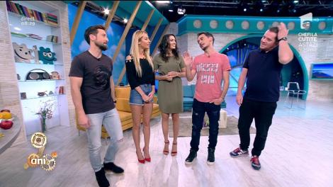 Ce fac matinalii în cabina din culisele emisiunii: ”A uitat să tragă panoul. Cred că intenționat... Deschid ușa, Flavia este așa, vine Ramona o mai găsești... uuuuu!”