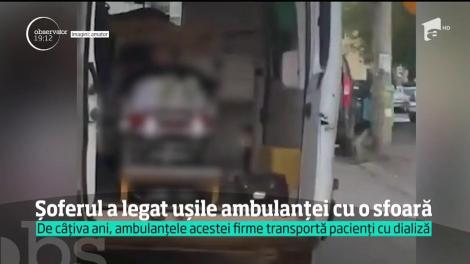 Călătorie de infarct cu ambulanţa! O pacientă cardiacă s-a temut că va cădea din Salvare. Uşile legate cu o sfoară s-au deschis în trafic